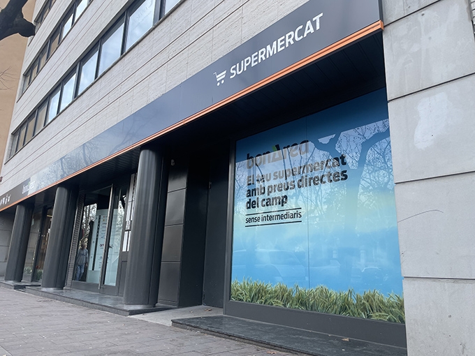 En aquest immoble del passieg Verdaguer d'Igualada hi havia una sucursal banc&agrave;ria. Ara, un supermercat