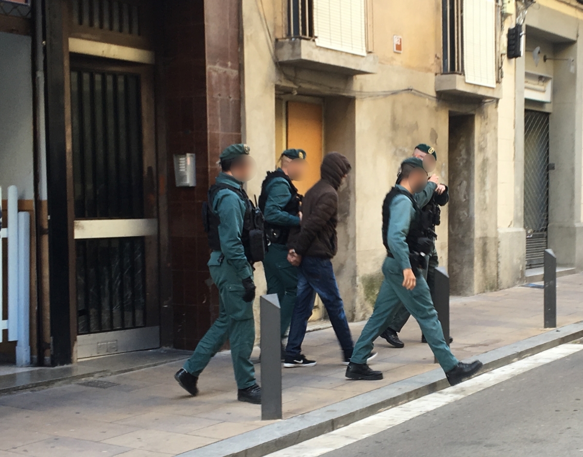 Agents de la Guardia Civil surten de l'immoble amb un jove detingut (Foto: Toni Cortès)