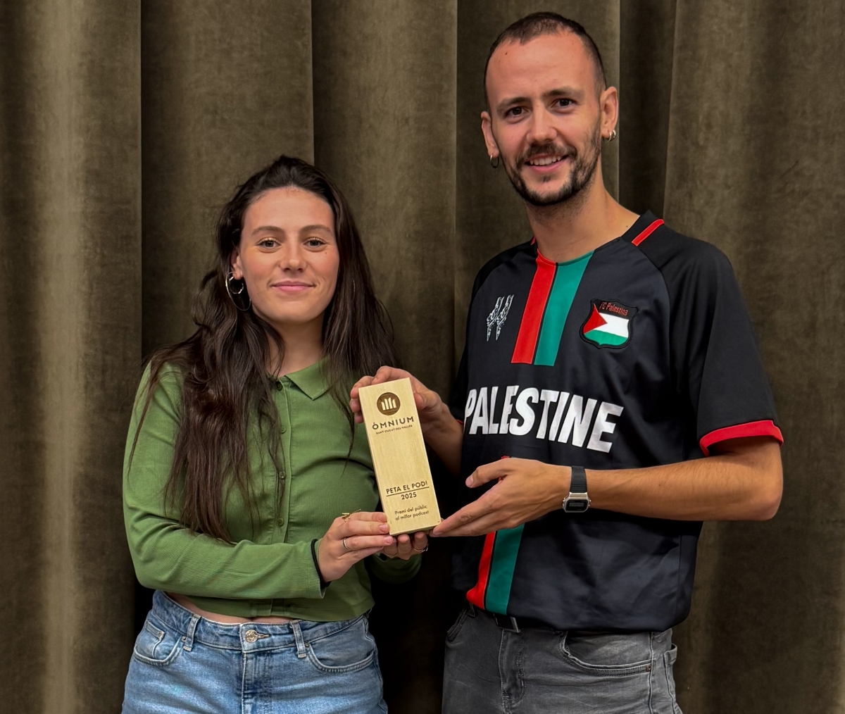 Maricel i Marc amb el premi. Oriol Bertran.