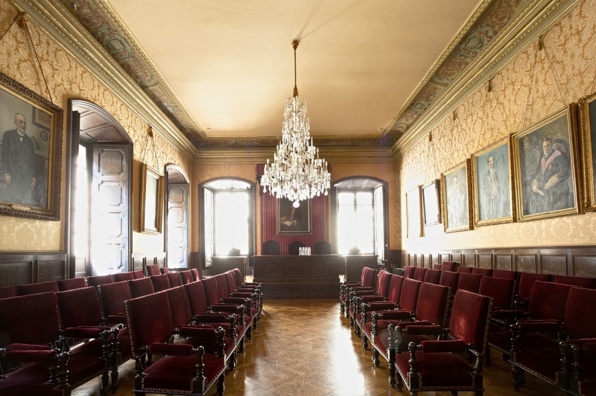 Sal&oacute; de plens de la Reial Acad&egrave;mia de Medicina de Catalunya, ubicada en el recinte urb&agrave; de l'antic Hospital de la Santa Creu, la casa de Convalesc&egrave;ncia i l'antic col&middot;legi de Cirurgia. RAMC