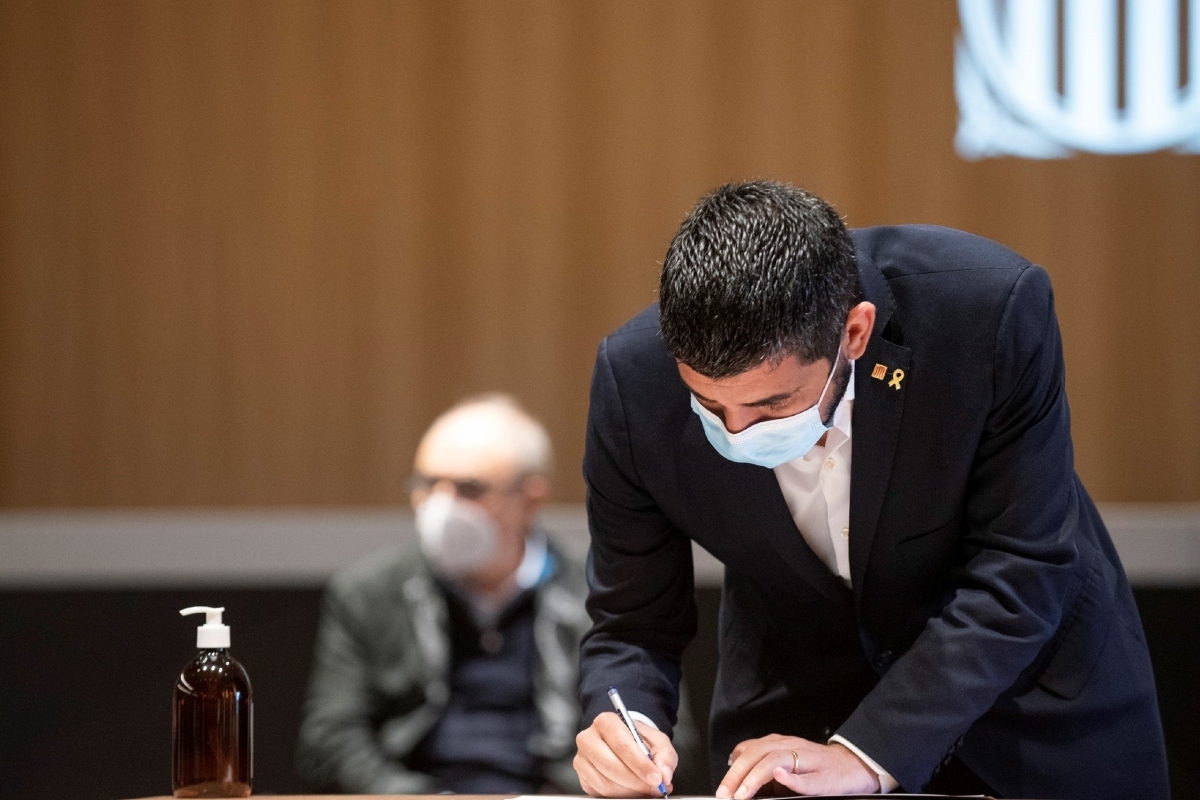 El conseller El Homrani sigant els acords (Foto: Departament de Treball, Afers Socials i Famílies)