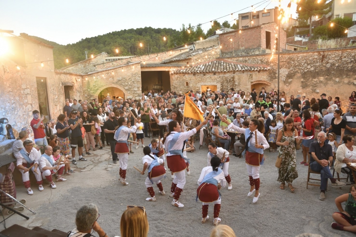 Actuació dels bastoners. Ajuntament de la Llacuna.