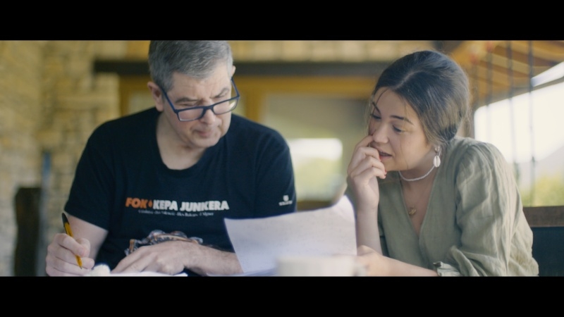 Kepa Junkera amb una de les seves filles en un moment del documental.