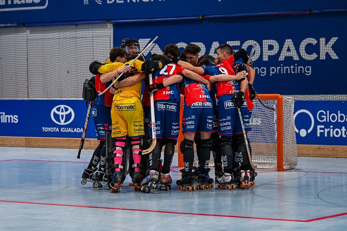 Jugadors de l’Igualada Rigat celebrant una victòria a l’Ok Lliga. Foto: Xavi Garcia.