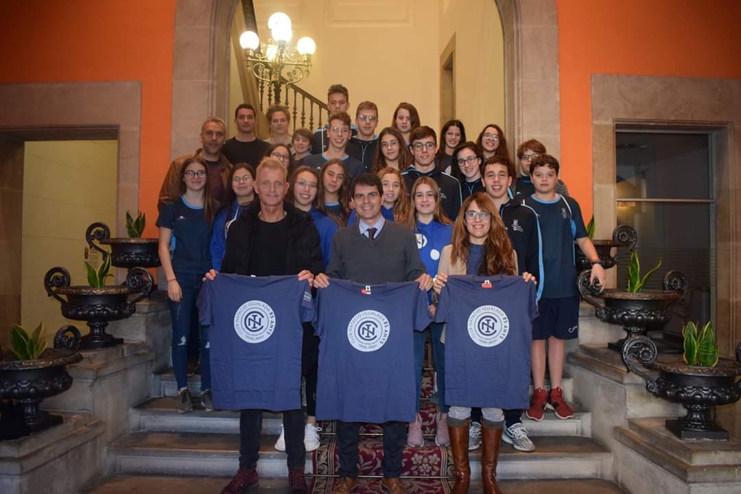 Els representants de l'Ajuntament amb els nedadors i el president del CNI