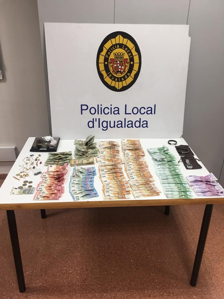La policia va decomissar una gran quantitat de bitllets i drogues