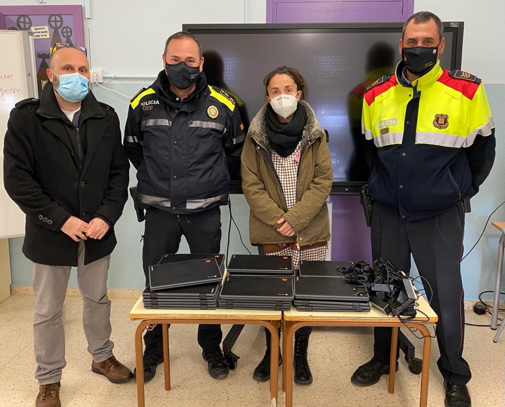 Els agents i el personal del centre, amb el material recuperat