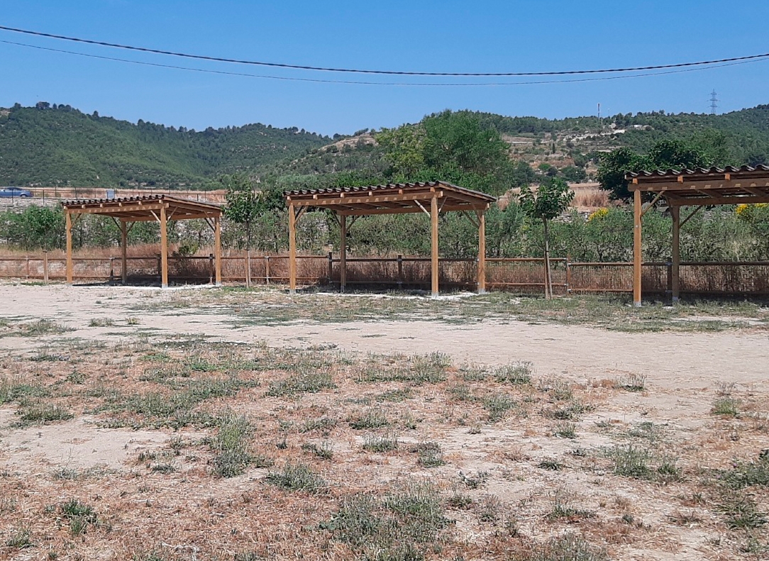 Pèrgoles per crear ombreig. Ajuntament de Rubió.
