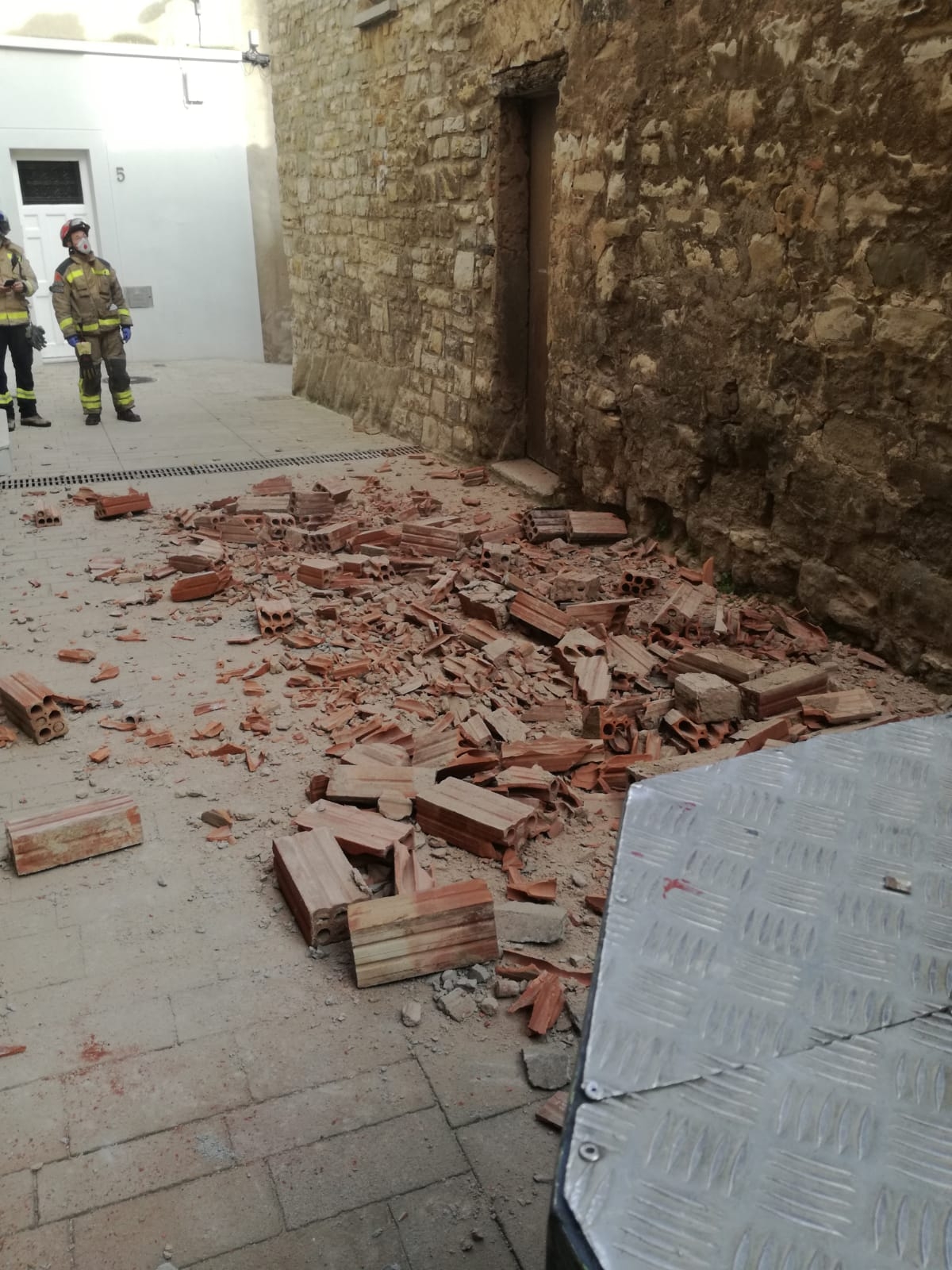 Bombers observen la part derruïda